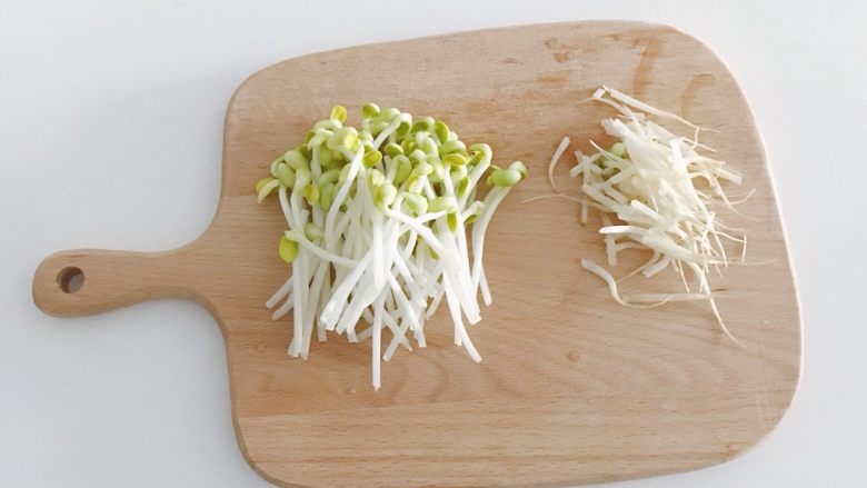 宝宝辅食：蔬菜高汤,黄豆芽洗净后去除根部