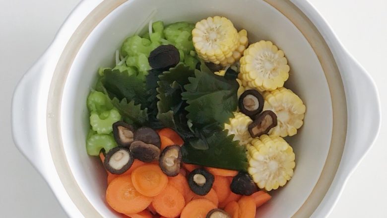 宝宝辅食：蔬菜高汤,放入泡好的香菇
