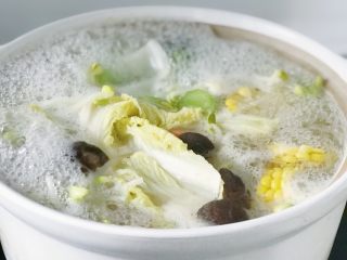 寶寶輔食：蔬菜高湯,大火煮開轉小火慢熬兩個小時