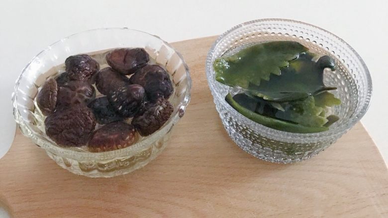 宝宝辅食：蔬菜高汤,食材处理：干香菇和枫叶海带泡发洗干净