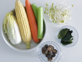 寶寶輔食：蔬菜高湯,食材準備：娃娃菜1棵 玉米1根 胡蘿卜1根 西芹/黃豆芽適量 干香菇/楓葉海帶適量