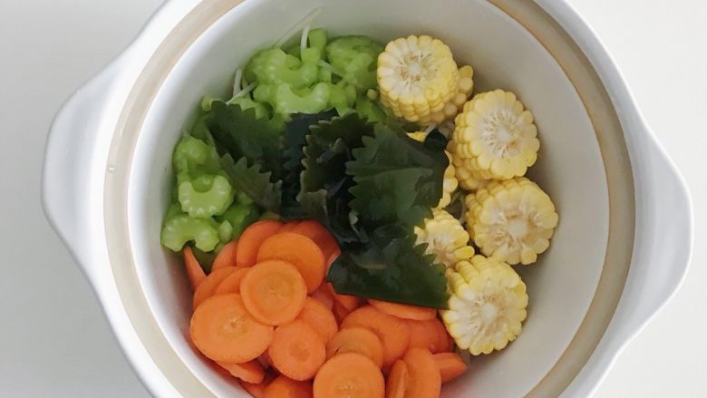 宝宝辅食：蔬菜高汤,放入枫叶海带