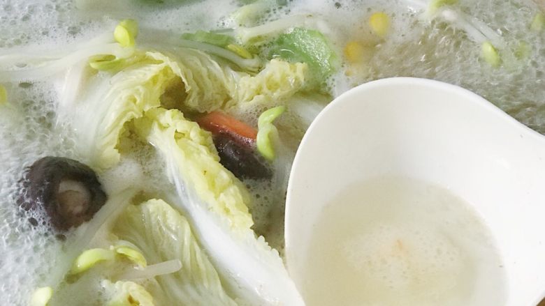 宝宝辅食：蔬菜高汤,期间需要捞出浮沫 偶尔翻几下防止粘锅