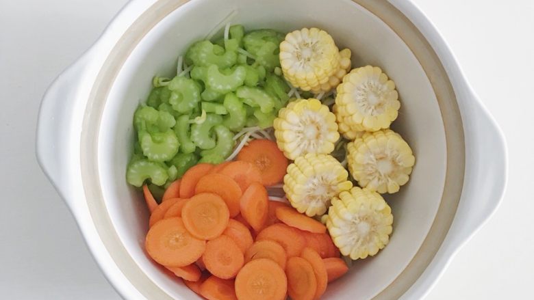 宝宝辅食：蔬菜高汤,码上玉米
