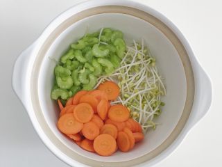 寶寶輔食：蔬菜高湯,碼上胡蘿卜