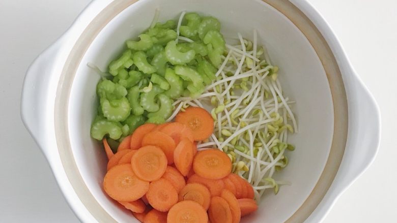 宝宝辅食：蔬菜高汤,码上胡萝卜