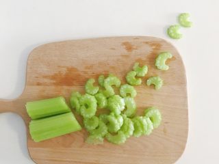 寶寶輔食：蔬菜高湯,西芹切小段