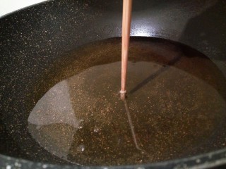 炝薯条,锅里倒油，油要多一点，油温用筷子试一下，筷子放到油锅，筷子周围冒泡就正好