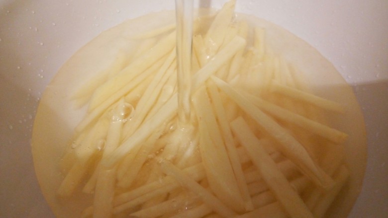 炝薯条,再切丝，要宽一点（炸好会缩小），放入适量清水，泡10分钟，中间可以换几次水，洗去淀粉，捞出沥干水分，这样可使土豆口感更为爽脆