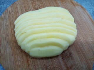 炝薯条,土豆挑选大个的，洗干净削皮，切块，大小要均匀