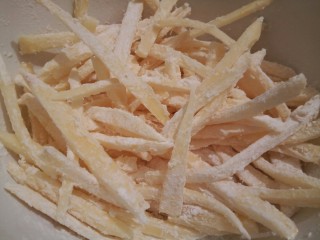 炝薯条,土豆条中加2勺玉米淀粉，拌均匀，让每一根土豆都裹上玉米淀粉