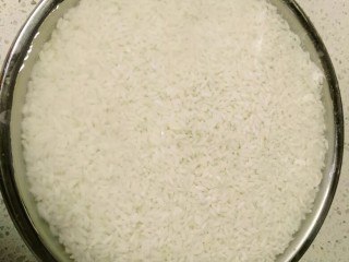 自酿米酒,满满的一大盆，每一颗糯米都吸足了水分。