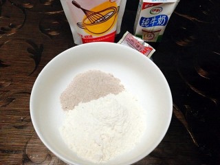 吃掉一朵花+黑麦粉--枣花馒头,取一个大碗，黑麦粉，中筋面粉，准备好配料，酵母粉，白糖，牛奶。