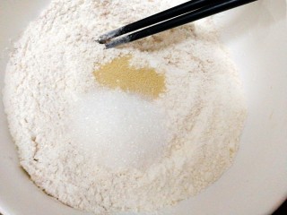 吃掉一朵花+黑麦粉--枣花馒头,然后加入白糖，酵母粉，再次混合均匀