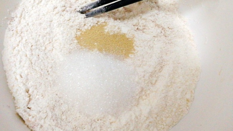 吃掉一朵花+黑麦粉--枣花馒头,然后加入白糖，酵母粉，再次混合均匀