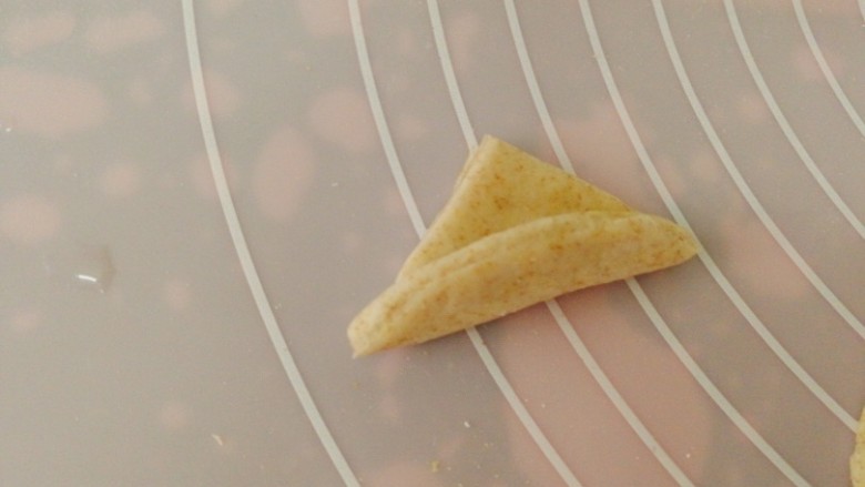 吃掉一朵花+黑麦粉--枣花馒头,把三角形下面折条边上来