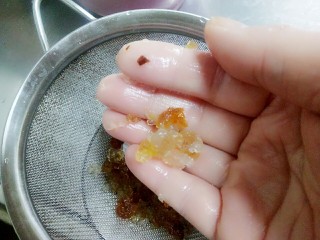 桃胶银耳梨羹,用手洗净里面的杂质