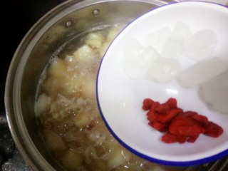 桃胶银耳梨羹,煮至梨也软了，放入枸杞和冰糖，冰糖煮化入味后，关火