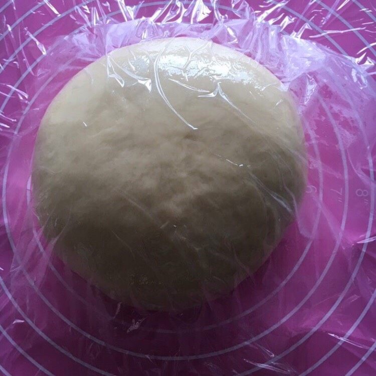 培根芝士面包,滚圆盖保鲜膜发酵