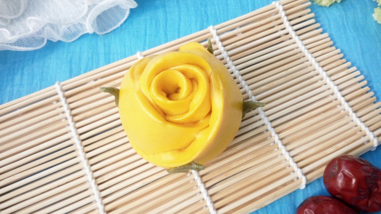 吃掉一朵花+玫瑰花馒头,还做了两朵黄色的，黄色比白色漂亮吧😄