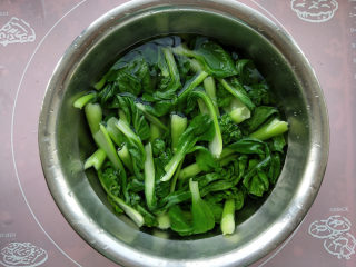 香菇青菜包子--不一样的做法,准备一盆凉水，把烫好的青菜捞出来冰一下。冰过的青菜能保持翠绿不发黄。