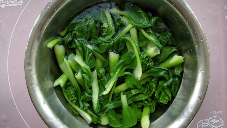 香菇青菜包子--不一样的做法,准备一盆凉水，把烫好的青菜捞出来冰一下。冰过的青菜能保持翠绿不发黄。