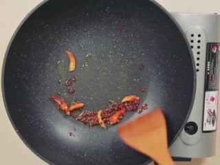 彩椒鸡胸肉减肥便当,锅热后放1小勺油，放入干辣椒和花椒，中火炒至出香味；
