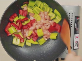 彩椒鸡胸肉减肥便当,放入腌好的鸡丁和彩椒块，翻炒至鸡肉表白；