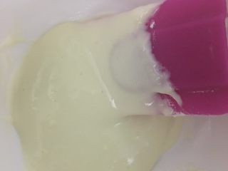 酸奶溶豆,用刮刀搅拌到无颗粒状