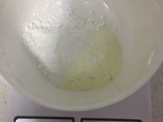 酸奶溶豆,奶粉和淀粉称重（我这是省事就直接加入了没过筛，过筛细腻点）