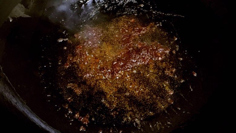 腊肠炒香干,炒锅倒入适量植物油，放入剁碎的郫县豆瓣酱，小火炒出红油。