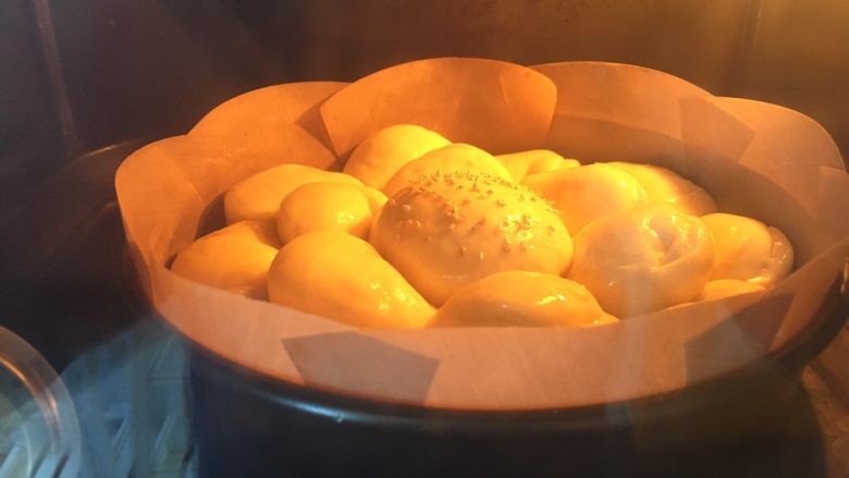 培根芝士面包,烤箱预热180度，烤约20分钟，看上色效果加盖锡纸