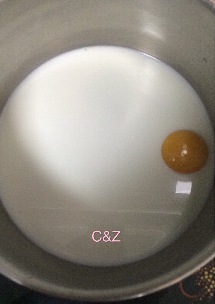 牛奶鸡蛋羹,准备好的蛋黄倒入锅中