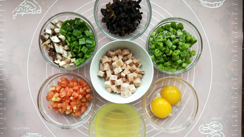 黑胡椒时蔬蛋炒饭--粒粒分明的秘诀,各种蔬菜都切成丁。炒饭选的蔬菜最主要的是能切成丁的就好。