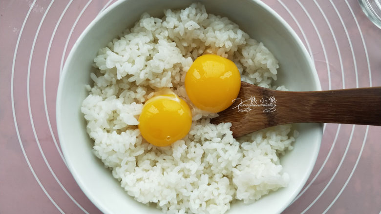 黑胡椒时蔬蛋炒饭--粒粒分明的秘诀,把蛋黄放入凉的米饭里。