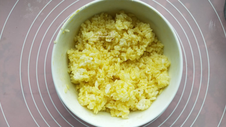 黑胡椒时蔬蛋炒饭--粒粒分明的秘诀,蛋黄和米饭拌匀，备用。