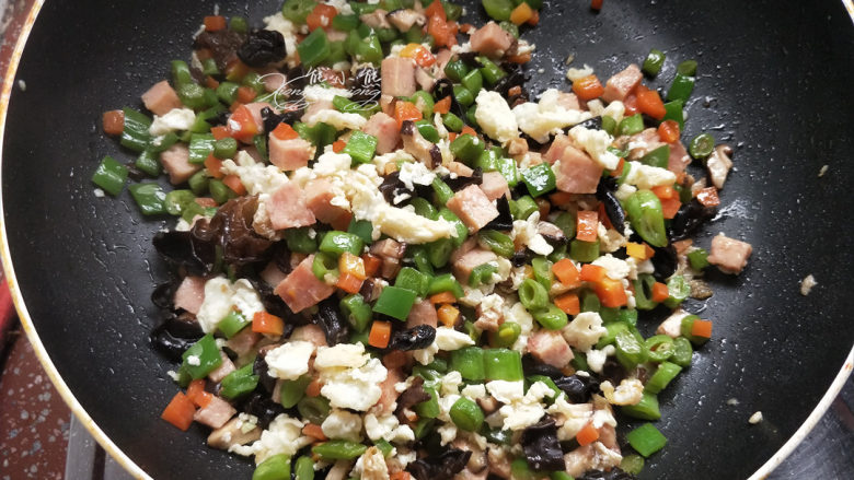 黑胡椒时蔬蛋炒饭--粒粒分明的秘诀,翻炒均匀关火。