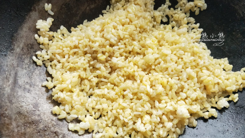 黑胡椒时蔬蛋炒饭--粒粒分明的秘诀,很容易就可以将米饭炒的颗粒分明，一点都不会沾。