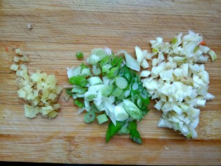 鱼香金针菇,葱姜蒜切碎