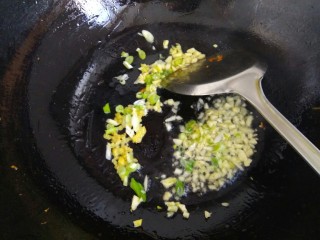 鱼香金针菇,锅中放入适量植物油，爆香葱姜蒜