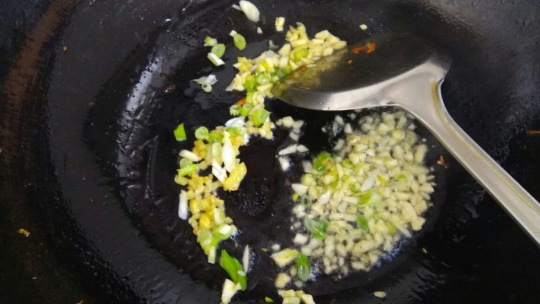鱼香金针菇,锅中放入适量植物油，爆香葱姜蒜