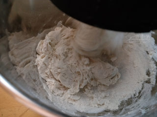 豆沙辫子小吐司,除黄油和盐以外的材料揉成团后加入盐，揉成光滑的面团，可以拉开膜，但洞口有锯齿状。