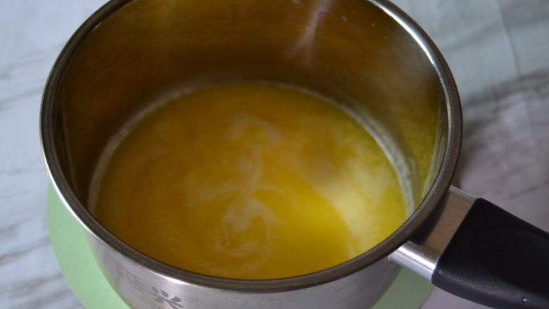 抹茶酥泡芙,加热至黄油融化挪至桌面上