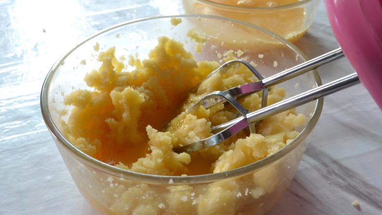 抹茶酥泡芙,倒回玻璃碗里用蛋抽搅拌凉至手温，分次加入全蛋液打发均匀