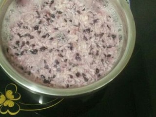 浪漫紫色酒酿,加一点点水煮开以免继续发酵变酸，晾凉冰箱保存