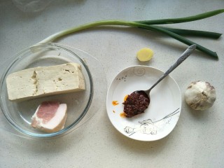 麻婆豆腐,准备好食材:豆腐，猪肉，郫县豆瓣酱，大蒜，葱，姜。