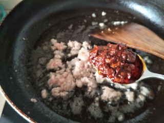 麻婆豆腐,加入一勺郫县豆瓣酱。