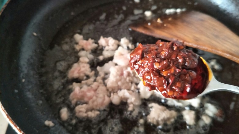 麻婆豆腐,加入一勺郫县豆瓣酱。