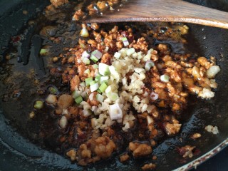 麻婆豆腐,加入事先准备好的葱姜蒜炒香。