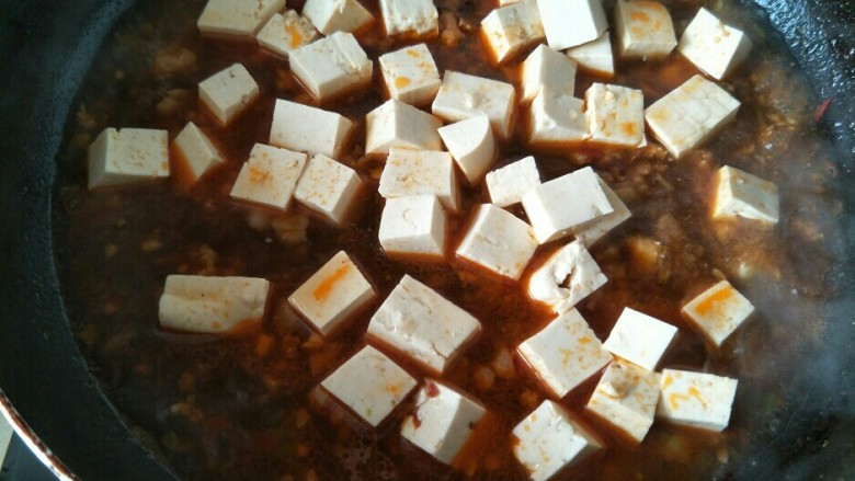 麻婆豆腐,下入浸泡好的豆腐块继续煮。